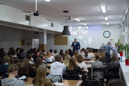 Dzień Politologa w II LO – inspirujące spotkanie z ekspertami