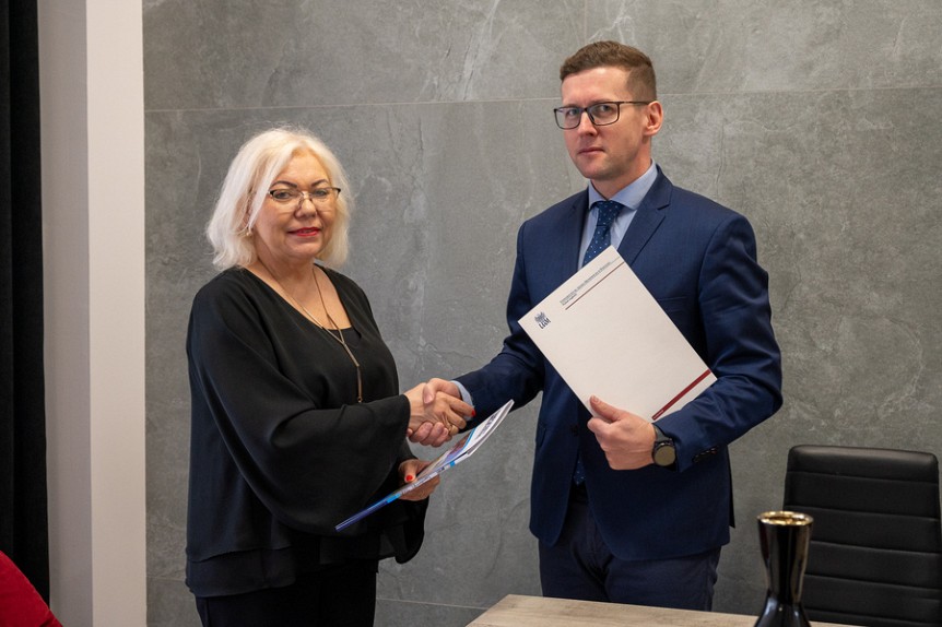 Współpraca z Wydziałem Anglistyki UAM w Poznaniu.